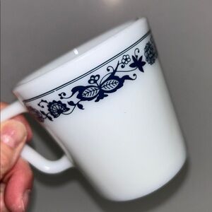 Vintage set of 2 PYREX milk glass 250 ml mugs in the “Old Town Blue” pattern